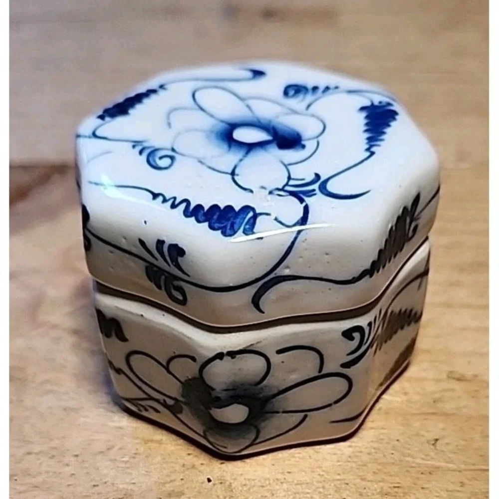 Small Glazed Blue and White Floral Octagonal Trinket Box with‎ Lid
